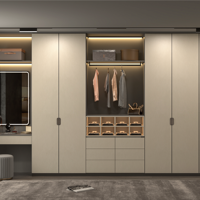 Armoire en cuir à portes battantes, placard intégré sur mesure avec éclairage LED, casiers à chemises, tringle de suspension, dressing walk-in