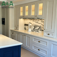 Meubles de cuisine de luxe en MDF/bois massif chêne sur mesure, armoires modernes modulaires avec portes vitrées intégrées, rangement de garde-manger, usage commercial extérieur
