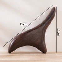 Planche de Guasha en bois de santal naturel avec logo personnalisé OEM pour la relaxation corporelle, outil de massage, grattoir triangulaire pour points d'acupuncture et méridiens
