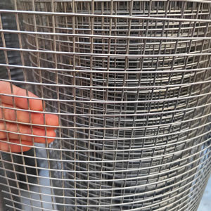 Rouleaux de treillis soudé en acier inoxydable et galvanisé à trous carrés pour la construction de clôtures et les <span class=keywords><strong>cages</strong></span> à oiseaux, fabriqués en fil de fer - Product Image 1