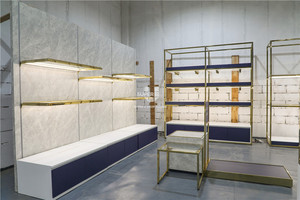 Espositori di Lusso Premium per Negozi di Borse e Valigie, Stand Personalizzabili Oro e Bianco per Boutique di Borse - Product Image 4