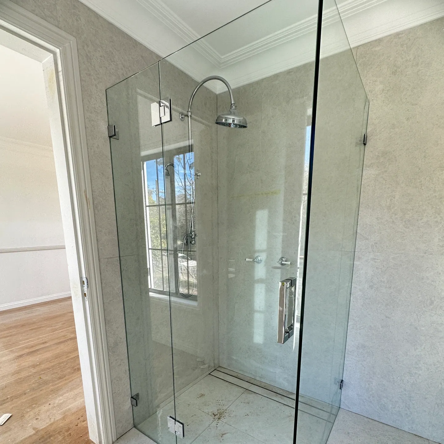 Portes de douche en verre intelligentes sans cadre pour salle de bain préfabriquées