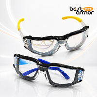 Lunettes de sécurité transparentes avec branches colorées, contour souple et verres enveloppants pour ateliers, entrepôts et chantiers
