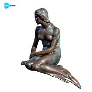 Escultura de Jardín de Bronce de Tamaño Real de Sirena Sentada sobre una Roca, con Acabado Patinado y Forma Personalizada - Product Image 1