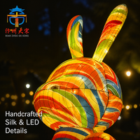 Lanterne géante gonflable en forme de lapin en soie pour l'extérieur, sculpture lumineuse LED moderne et colorée pour parc à thème