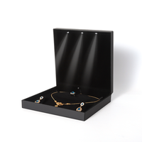 Boîte à bagues, bracelet et collier de style classique Emballage de bijoux Boîte à bijoux en plastique noir estampage or avec logo personnalisé et lumière LED