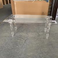 Moderner transparenter quadratischer Esstisch aus transparentem Acryl aus Eichenholz mit Acryl beinen aus römischer Säule für Hochzeits bankette