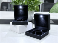 Boîte à bijoux LED en gros, boîte à bracelet LED avec logo personnalisé, boîte à collier LED de forme carrée pour l'emballage de diamants