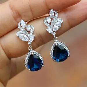 Huitan – boucles d'oreilles en forme de fleur 3 couleurs, goutte d'eau en cristal pour femme, boucles d'oreilles en zircone cubique de mariage