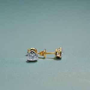 Élégantes boucles d'oreilles clous en or 22 carats avec diamants triangulaires et sertissage moderne, bijoux minimalistes et stylés pour femme, idéales pour le quotidien - Product Image 3