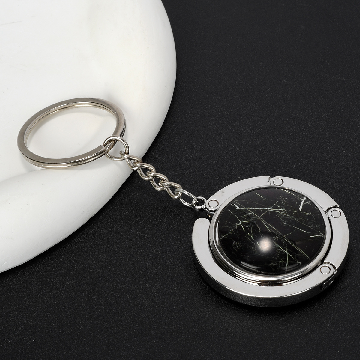 Llavero de cristal negro
