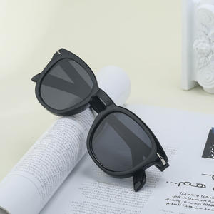 แว่นกันแดดโพลาไรซ์ทรงรีสไตล์เรโทรแบบกำหนดเองสำหรับผู้ชาย กรอบสีดำ เลนส์ TAC ป้องกันรังสียูวี 400 สไตล์อินสตาแกรม บรรจุกล่อง - Product Image 4