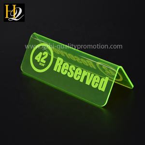 علامة طاولة محجوزة من الاكريليك الأخضر الفلورسنت على شكل حرف V على الموضة من المورد في قوانغتشو مع نقش الشعار - Product Image 3