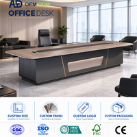 Table de conférence de bureau moderne et luxueuse, table de salle de réunion pour les directeurs de l'entreprise