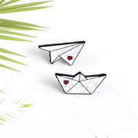 Broche de revers en émail dur, en alliage de métal, en papier d'amour, pour avion, bateau, dessin animé, Badge pour étudiant, prêt à être expédié