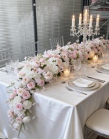 Guirlande de roses blanches très demandée pour centres de table, arche artificielle pour décoration de mariage, rangée florale pour allée