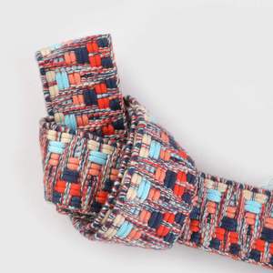 ริบบิ้นตกแต่งลายชาติพันธุ์แบบแจ็คการ์ดหน้าเดียว ขนาด 3 ซม. เป็นมิตรกับสิ่งแวดล้อม ผลิตจากโพลีเอสเตอร์ 100% พร้อมโลโก้สั่งทำสีสันสดใส สำหรับสายสะพายกีตาร์และเคส - Product Image 3