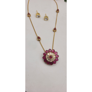 Ensemble de pendentifs fleuris plaqués or rubis, comprenant un pendentif floral central avec des pierres rouges et des accents blancs, et une chaîne délicate. - Product Image 1