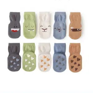 Chaussettes antidérapantes pour l'école en tricot de coton biologique recyclé animées personnalisées blanches unies et brodées pour petits garçons et filles