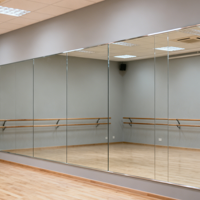 Miroir de sécurité à prix abordable avec support en vinyle et bord poli plat pour applications en salle de sport, fitness et studio de danse