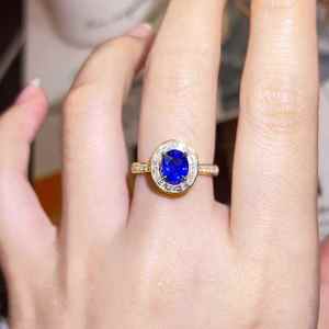 แหวนพลอยหรูหรา SGARIT ทองคำแท้ 18K จากศรีลังกา พลอยไพลินสีน้ำเงินธรรมชาติ 1.38 กะรัต พร้อมเพชรทรงสี่เหลี่ยมคางหมู 40 เม็ด น้ำหนัก 0.52 กะรัต - Product Image 4