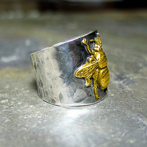 Anello Vintage Martellato Bicolore con Motivo a Insetto, Fascia Larga, Gioiello Unisex di Tendenza - Product Image 4