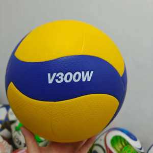 Balón de Voleibol para Entrenamiento en Todo Clima, Construcción Duradera de Cuero PU, Apto para Uso en Interiores y Exteriores V300W V200W - Product Image 2
