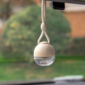 Botella colgante de perfume de coche de cristal redondo al por mayor, difusor de ambientador de 6ml para aceites esenciales con tapa de madera - Product Image 1