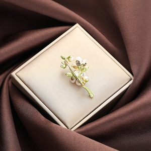 Elegant Flower Pearl Brooch Zinc Alloy Women's <b>Wedding</b> <b>Accessory</b> - Product Image 3