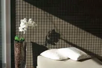 Revêtement mural naturel de nouvelle conception, carreaux de salle de bain modernes à rainures, carreaux de mur de douche en marbre Calacatta Viola, revêtement mural 3D en marbre