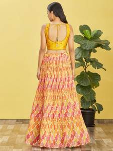 Charme jaune brodé travail Chinon fiançailles Lehenga Choli vêtements indiens et pakistanais - Product Image 4