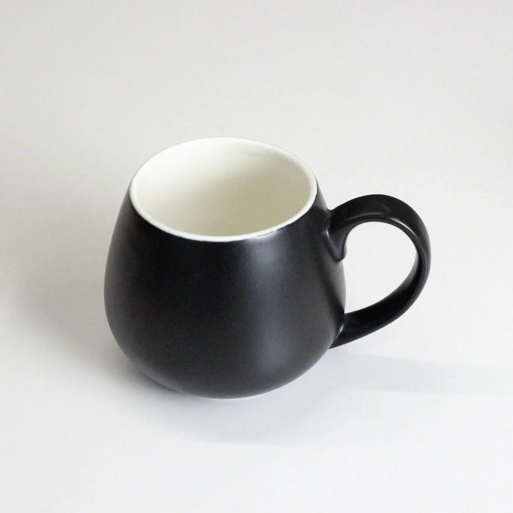 OEM מותאם אישית לוגו מודרני עגול צורת גדול קרמיקה קפה ספל גדול פורצלן קפה גביע עם ידית גדולה עבור בית משרד