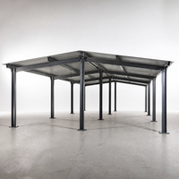 Abri de stationnement double rangée avec îlot central, structure en acier galvanisé, pour usage logistique