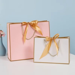 Sacs-cadeaux de mode en papier de luxe, élégants et durables, personnalisés avec logos personnalisés pour le shopping - Product Image 3