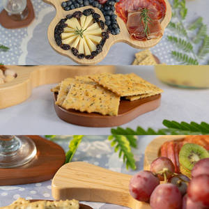 Tabla de Quesos de Bambú con Diseño de Trébol de Cuatro Hojas, con Posavasos y Asas, para Servir Aperitivos en Fiestas - Product Image 4