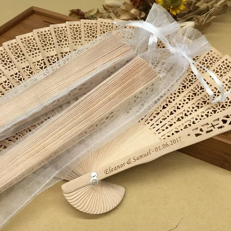 Groothandel Wedding Souvenir Hand Held Fan Custom Houten Hand Ventilator Met Bruid En Bruidegom Naam En Datum Bruiloft Gunsten