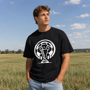 T-shirt personnalisé avec impression de trophée de football et ballon en style minimaliste, T-shirt graphique Coupe de football pour homme, streetwear quotidien - Product Image 4