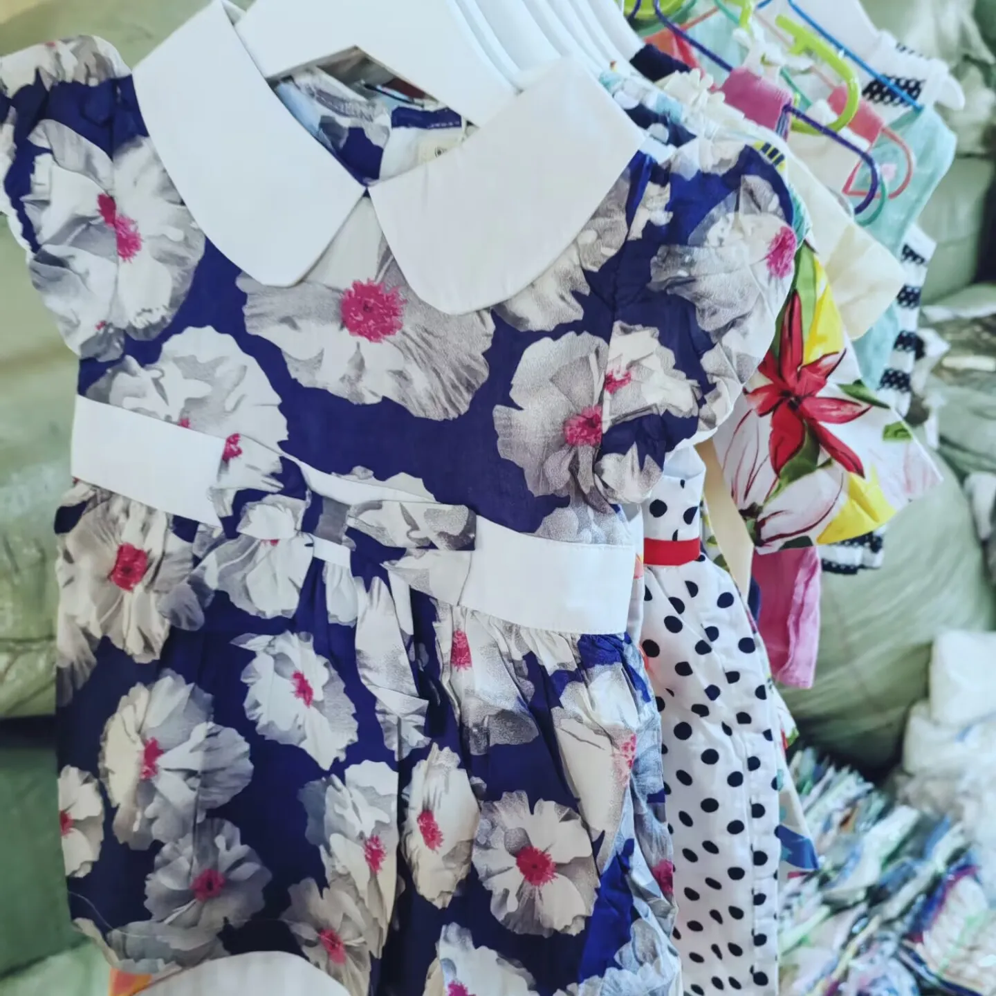 Tasfiye satışı bebek kız üstleri çeşitli desenler ve renkler elbise