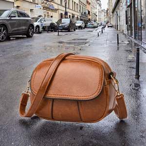 Sac bandoulière léger, confortable et portable avec poche zippée étanche et port USB, modèle tendance 2022 - Product Image 3
