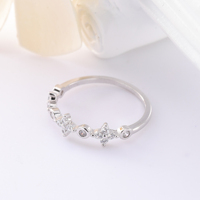 Bague de mariage empilable en zircon plaqué rhodium, fine et confortable, pour femme, idéale pour le quotidien et les cadeaux – Vente en gros directe usine