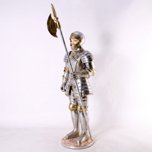 Figura de caballero plateado en armadura, sosteniendo una hacha de doble punta, vista de dos lados, disponible a precios de mayorista. - Product Image 1