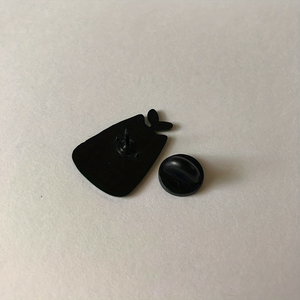 Pin Esmaltado de Gato Negro Caprichoso con Planta - Broche de Aleación de Aluminio Estilo Dibujo Animado, Ideal para Ropa y Bolsos, Regalo Perfecto - Product Image 2