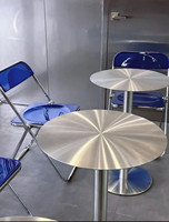Table basse ronde de style industriel simple et moderne avec structure en fer et plateau en acier inoxydable pour salon de thé, balcon ou restaurant