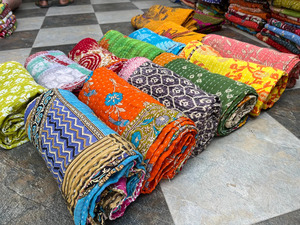 Couette Kantha en coton indien 60x90, couvre-lit réversible en patchwork, couverture bohème cousue à la main, décoration de chambre à coucher - Product Image 1