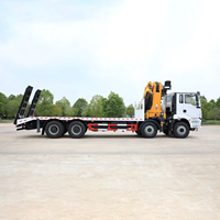 Camion de transport d'équipement avec grue 6x4, plateau à rampe, treuil pour le déplacement de machines (excavatrices, chargeuses) dans le désert