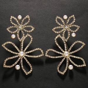 Pendientes de Perlas y Flores de Acero Inoxidable Chapado en Oro Vintage de Alta Gama, Diseño Tridimensional de Pétalos con Diamantes - Product Image 3