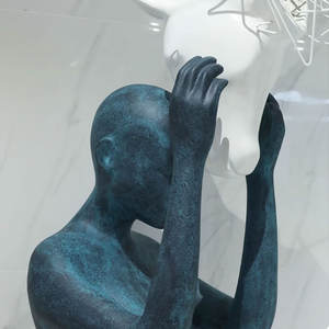 Sculpture moderne de luxe en résine, figurine créative d'homme tenant <span class=keywords><strong>la</strong></span> tête d'un cheval, pour <span class=keywords><strong>la</strong></span> maison, le hall d'hôtel <span class=keywords><strong>et</strong></span> <span class=keywords><strong>la</strong></span> salle d'exposition - Product Image 6