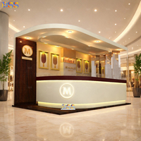 Comptoir de bar incurvé à vendre, logo LED de luxe, brun blanc Corian, boutique de thé à bulles commerciale, comptoir de jus, café, comptoir de crème glacée personnalisé