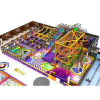 Aire de jeux intérieure commerciale avec toboggan souple, piscine à balles, trampoline, parcours d'obstacles et manège