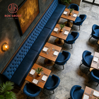 Muebles de Lujo Modernos para Restaurante Comercial: Mesa de Acero y Madera, Sillas de Terciopelo Azul Rey, Sofá y Asientos de Cabina